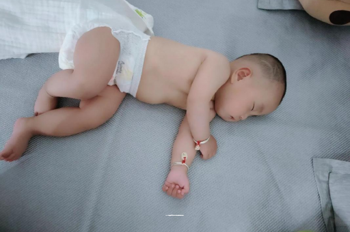供卵包生男孩公司宝宝拍嗝的正确方法